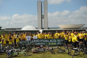 Passeio ciclístico reúne manifestantes contrários à retirada de poder do MP